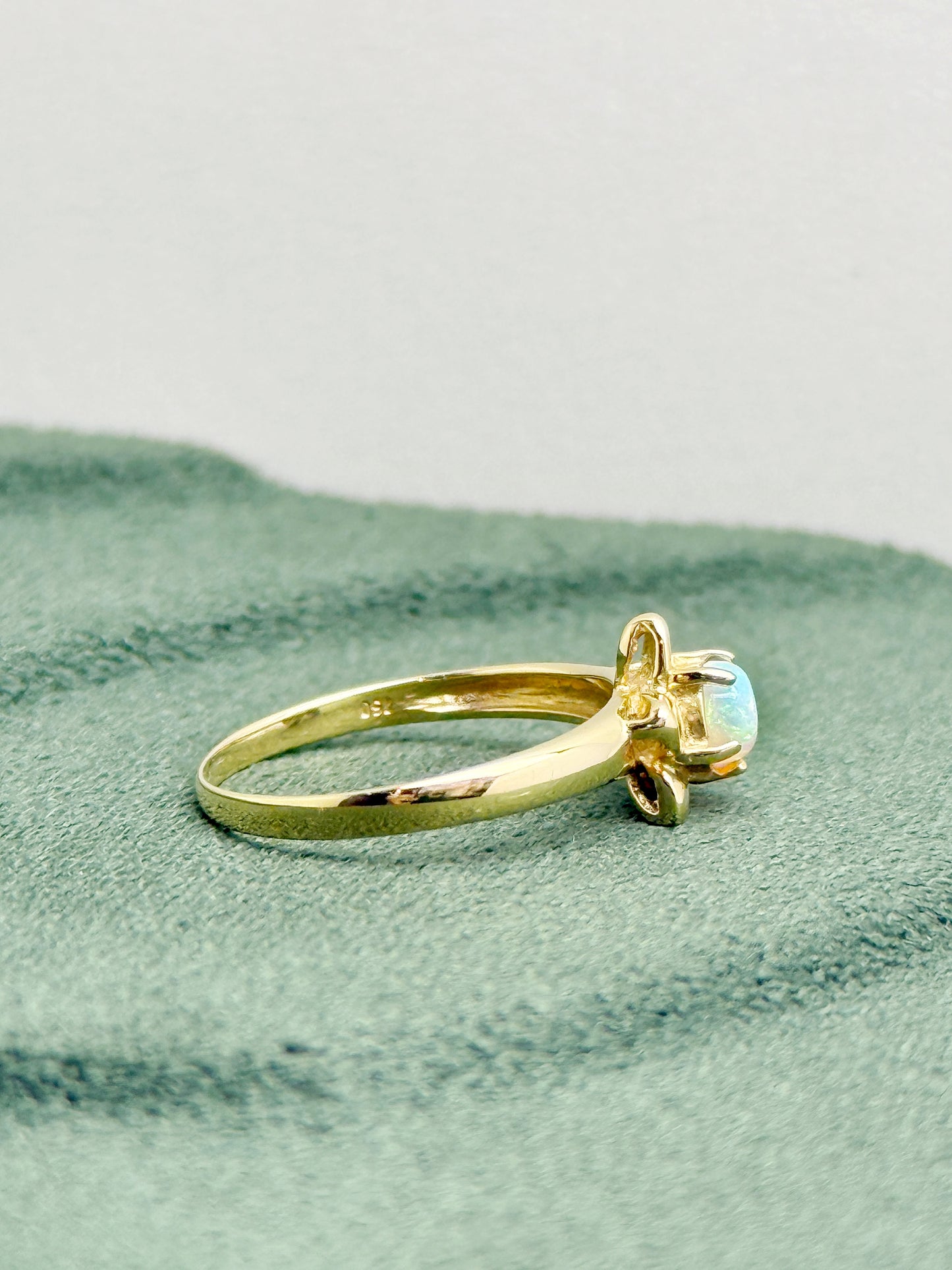 18K Star White Opal Ring