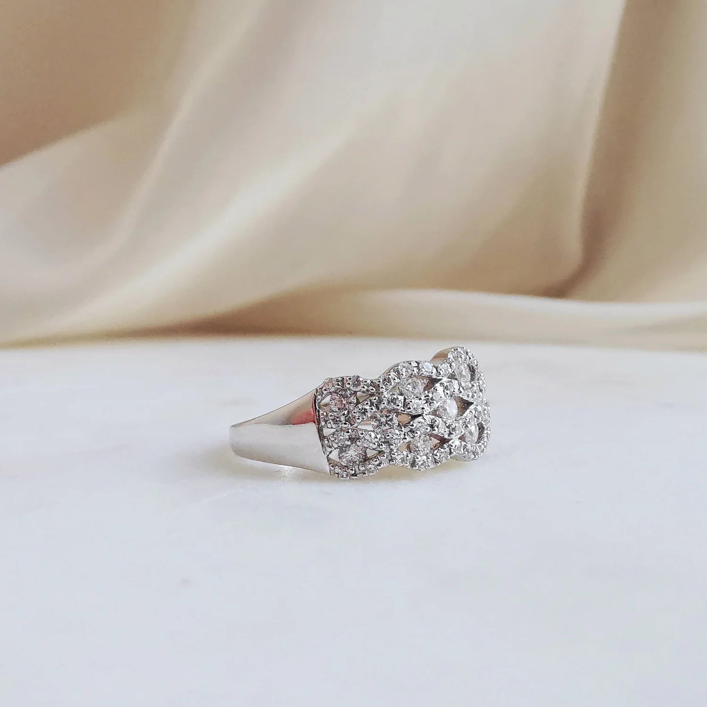 18K Wavery Diamond Ring